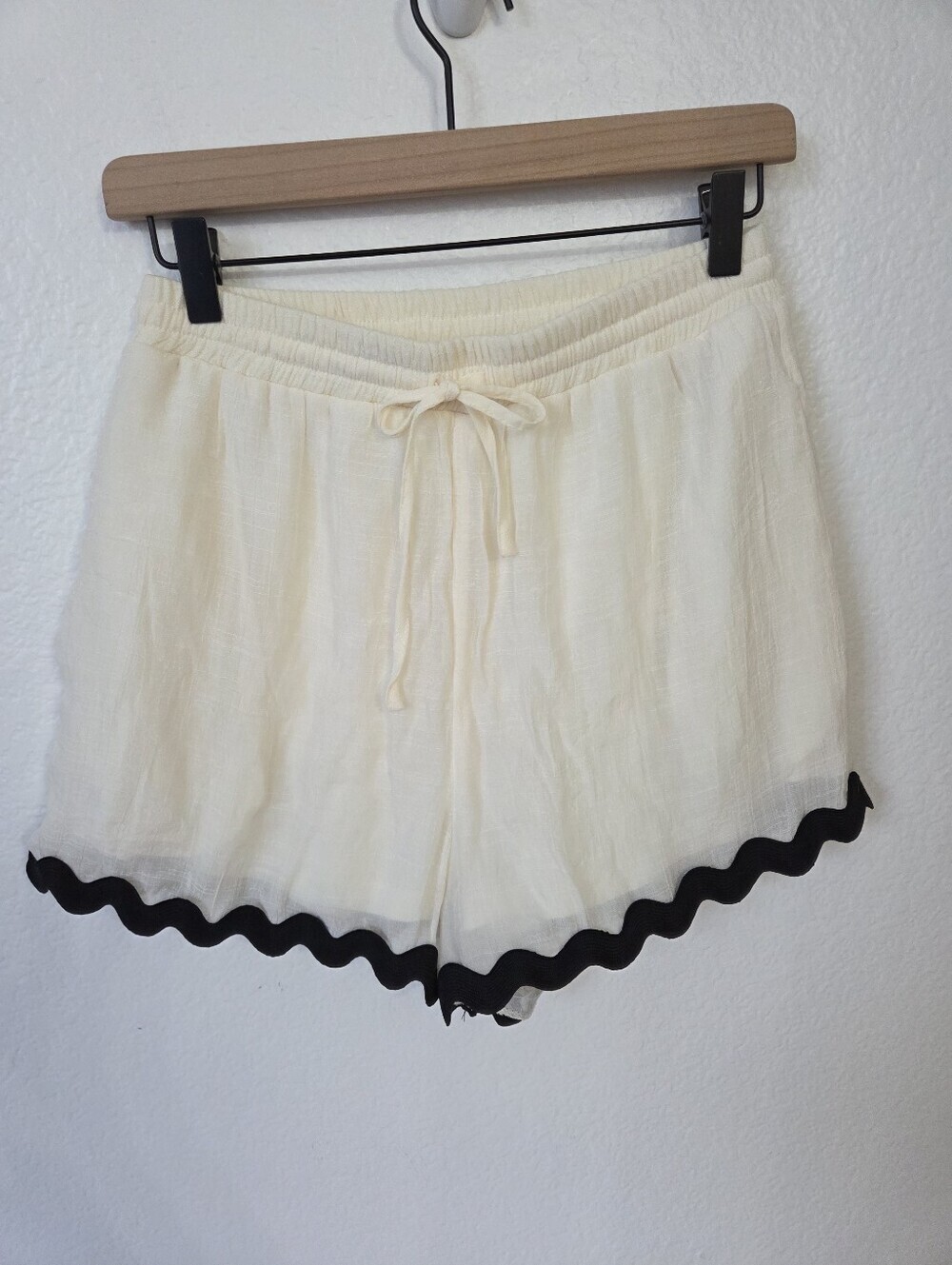 Francesca's Janell Ric Rac Hem Shorts Women's Size Small